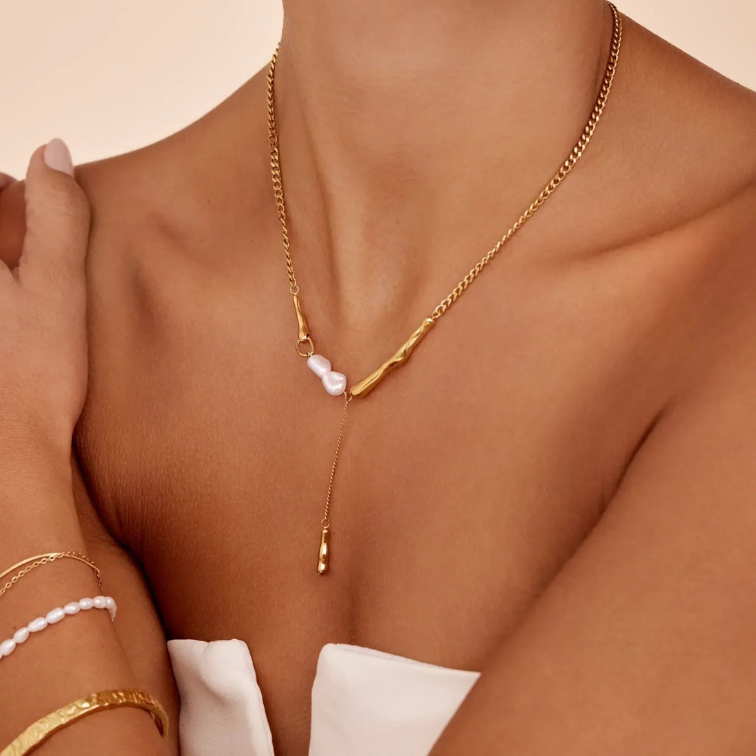 Elara Bar Pearl Necklace