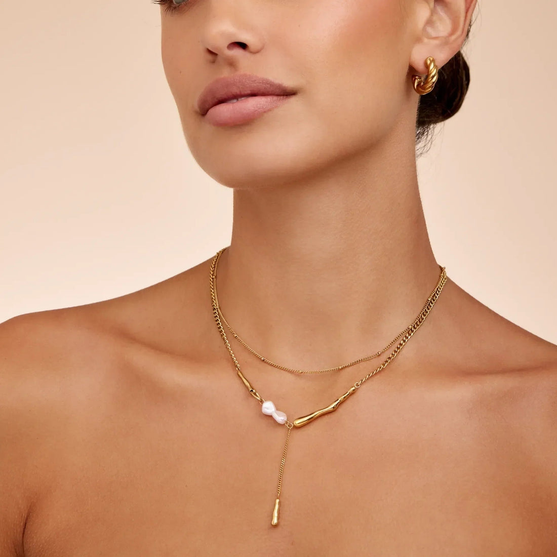 Elara Bar Pearl Necklace